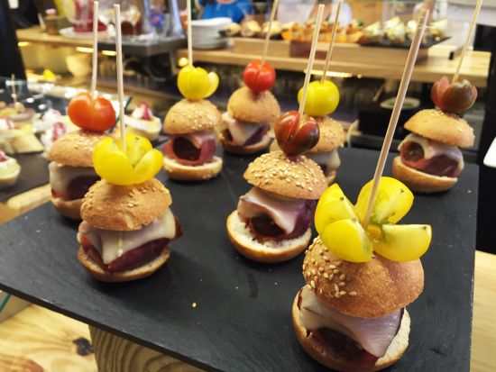 サンセバスチャン ピンチョスツアー　3軒のバル巡り＜ピンチョス6品ドリンク3品／日本語／サン・セバスチャン＞