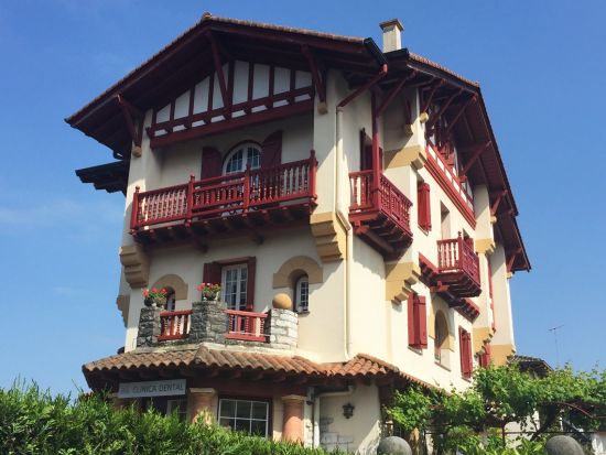 スペインバスクの港町とオンダリビア「チャコリ」ワイナリー訪問付き半日観光ツアー＜日本語／ランチ付きプランあり／サン・セバスチャン発＞