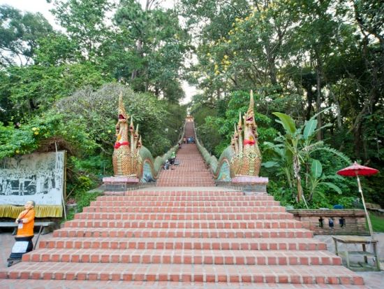 【チェンマイ発】郊外最大の名所・ドイステープ寺院に訪れる半日ツアー＜午前 or 午後／ホテル送迎付／日本語ガイド＞