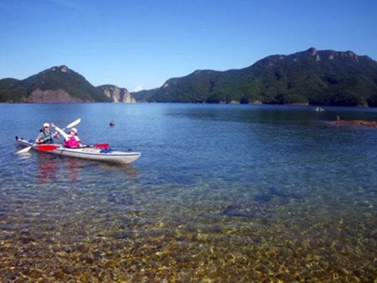 ゆったり気分が味わえる！大人の半日シーカヤックツアー 対馬の歴史、自然、文化を織り交ぜながら、太古と変わらない風景を感じる海上散歩 by 対馬エコツアー