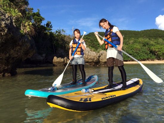 SUP体験　美しい海やマングローブの川を水面散歩　初心者歓迎！＜1グループ貸切／市街地ホテル送迎付／石垣島＞by にじいろのさかな