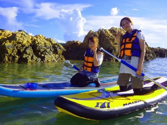 SUP体験　美しい海やマングローブの川を水面散歩　初心者歓迎！＜1グループ貸切／市街地ホテル送迎付／石垣島＞by にじいろのさかな