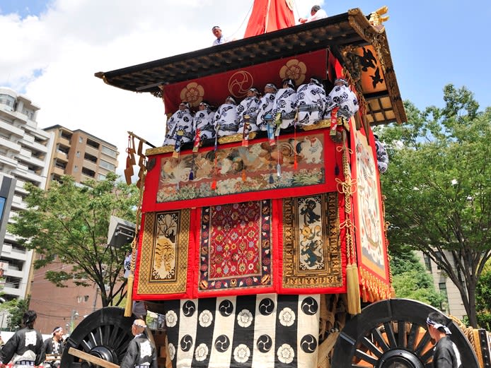 貸切観光タクシー 京都三大祭り「祇園祭」御池通 観覧席で山鉾巡行前祭