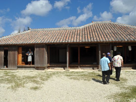 貸切観光タクシー　石垣島鍾乳洞＋やいま村＋川平湾グラスボート＋米原ヤシ林＋おもとトンネル＜4時間／午前・午後／ホテル・空港送迎付／石垣島発＞