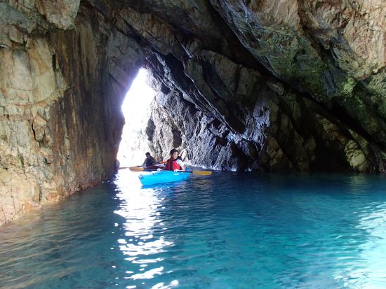 ガイドと行く！浦富海岸シーカヤックツアー＜4～9月／選べるコース／鳥取市＞by Develop Surf＆Sea