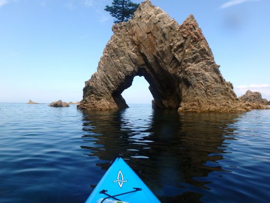 ガイドと行く！浦富海岸シーカヤックツアー＜4～9月／選べるコース／鳥取市＞by Develop Surf＆Sea