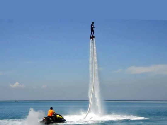 フライボード　大空を舞う不思議な感覚に大興奮！重い機材がないので、初心者や女性にオススメ＜ホテル往復送迎付＞