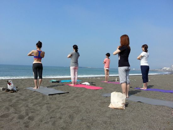 ビーチヨガ体験　選べる太陽のパワーをもらうサンライズまたはサンセットヨガ＜朝・夕／SKY SURF YOGA／茅ヶ崎＞