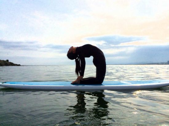 SUPヨガ体験 海に浮かべたボードの上でヨガのポーズ 嬉しい写真サービス付き＜午前・午後／SKY SURF YOGA／茅ヶ崎＞