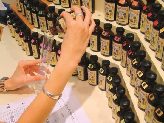 南仏でオリジナル香水づくり体験！ガリマール社 (Parfumerie GALIMARD)　＜午前・午後／英語／グラースまたはエズ＞