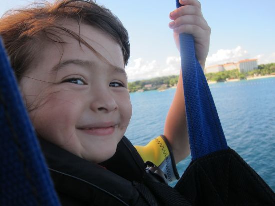 パラセーリング　高層ビル50階建相当！高さ170mマグナムプランやピクニックプランあり　シャングリラ内ショップで安心 ＜英語インストラクター＞