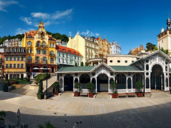 温泉保養地カルロヴィ・ヴァリ　日帰り観光ツアー ＜英語ガイド／プラハ発＞