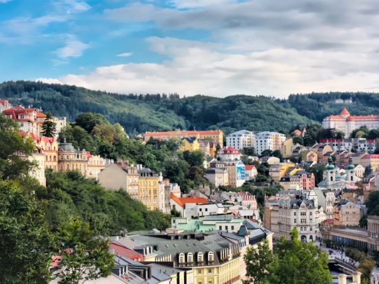 温泉保養地カルロヴィ・ヴァリ　日帰り観光ツアー ＜英語ガイド／プラハ発＞