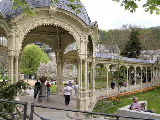 温泉保養地カルロヴィ・ヴァリ　日帰り観光ツアー ＜英語ガイド／プラハ発＞