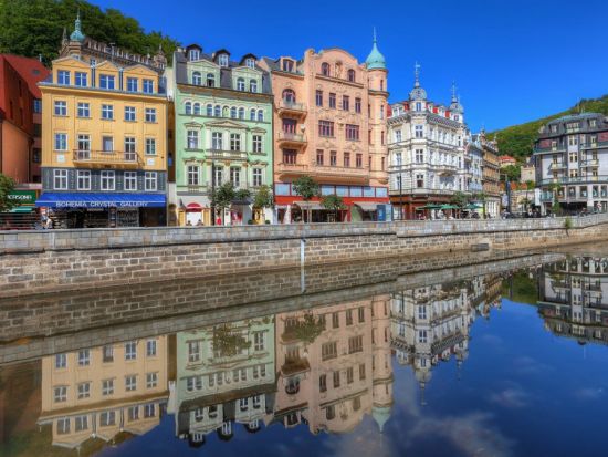 温泉保養地カルロヴィ・ヴァリ　日帰り観光ツアー ＜英語ガイド／プラハ発＞