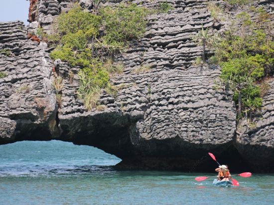 【サムイ発】アントン・ナショナル・マリンパーク☆珍しい地形の島々やシュノーケリングとカヤッキングを楽しむ！＜終日／ホテル送迎付／日本語ガイド選択可／昼食付＞