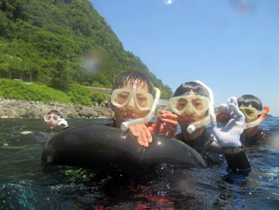 シュノーケリングツアー　公認インストラクターがガイド！人気の富戸や伊豆海洋公園で地上にはない感動体験！＜城ヶ崎海岸駅お迎え可／伊東市＞by ダイブショップ宝島