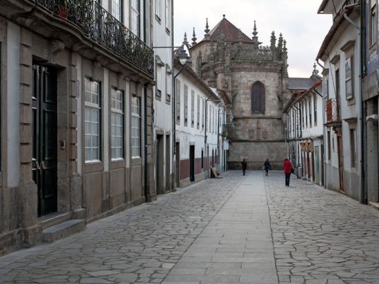 【プライベートツアー】ブラガ＆ギマランイス 終日観光　国営ホテル・ポサーダでのランチ付き＜車貸切／ポルト発＞by P.S.M.