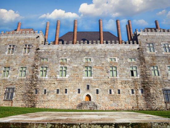 【プライベートツアー】ブラガ＆ギマランイス 終日観光　国営ホテル・ポサーダでのランチ付き＜車貸切／ポルト発＞by P.S.M.