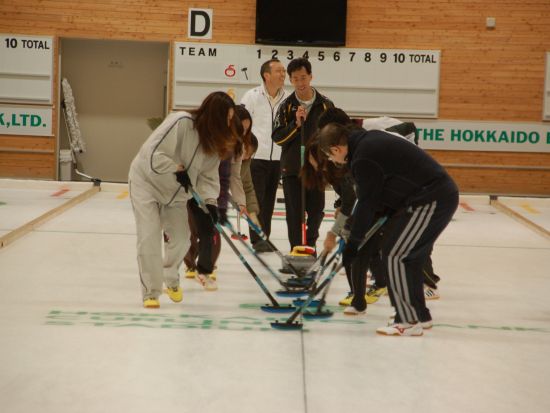 札幌市でカーリング体験！専門インストラクターが教えてくれるので、 初心者でも安心♪選べる60分or120分プランをご用意＜通年／手ぶらで参加OK＞