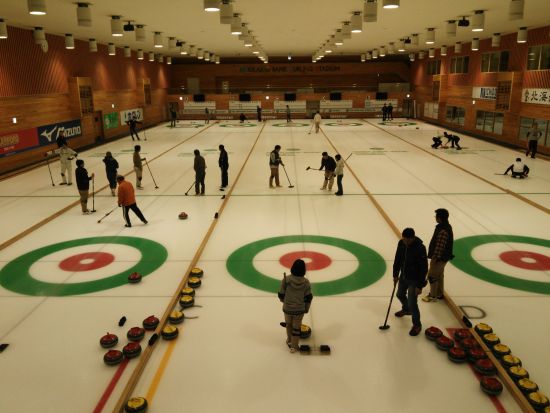 札幌市でカーリング体験！専門インストラクターが教えてくれるので、 初心者でも安心♪選べる60分or120分プランをご用意＜通年／手ぶらで参加OK＞