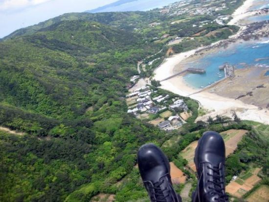 ＼元 航空自衛隊の整備士 山田インストラクターがご案内！／パラグライダー体験　約15分の空中散歩＜北部発（笠利町など）＞ by Happysky 