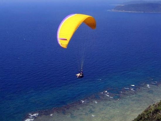 ＼元 航空自衛隊の整備士 山田インストラクターがご案内！／パラグライダー体験　約15分の空中散歩＜北部発（笠利町など）＞ by Happysky 
