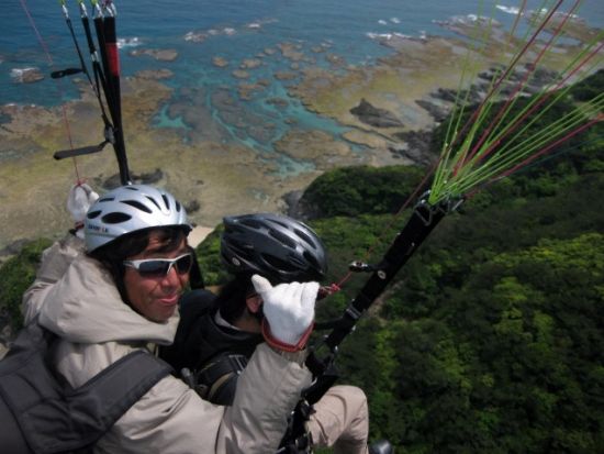 ＼元 航空自衛隊の整備士 山田インストラクターがご案内！／パラグライダー体験　約15分の空中散歩＜北部発（笠利町など）＞ by Happysky 