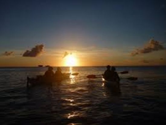 サンセットシーカヤック　絶景夕陽ポイントで海に浮かんで優雅なひと時！経験豊富なガイドと行く遊び心満点ツアー＜写真無料／読谷村発＞