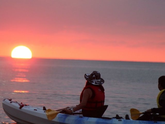 サンセットシーカヤック 絶景夕陽ポイントで海に浮かんで優雅なひと時