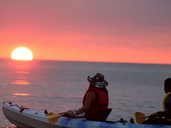 サンセットシーカヤック　絶景夕陽ポイントで海に浮かんで優雅なひと時！経験豊富なガイドと行く遊び心満点ツアー＜写真無料／読谷村発＞