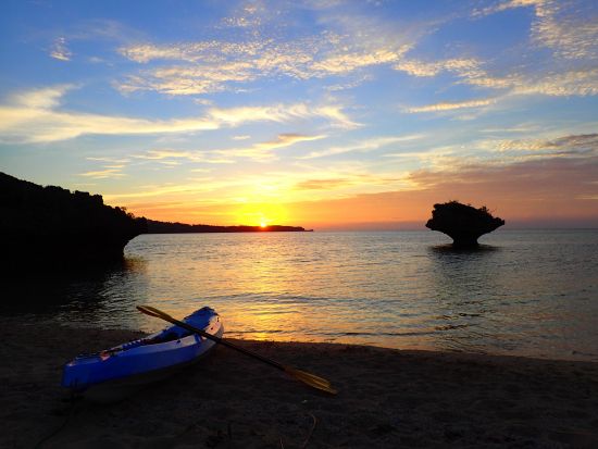 サンセットシーカヤック　絶景夕陽ポイントで海に浮かんで優雅なひと時！経験豊富なガイドと行く遊び心満点ツアー＜写真無料／読谷村発＞