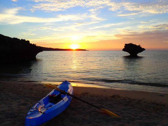 サンセットシーカヤック　絶景夕陽ポイントで海に浮かんで優雅なひと時！経験豊富なガイドと行く遊び心満点ツアー＜写真無料／読谷村発＞