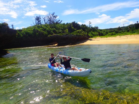 シーカヤックツアー　ドローン撮影プランあり！青の洞窟シュノーケルセットも選択可！経験豊富なガイドと行く遊び心満点ツアー＜写真無料／読谷村発＞