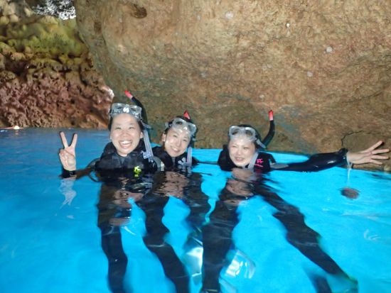 青の洞窟 シュノーケリング　知識と遊び心たっぷりのユニークガイドが好評！混みにくい早朝7時便あり＜ビーチエントリー／真栄田岬集合＞