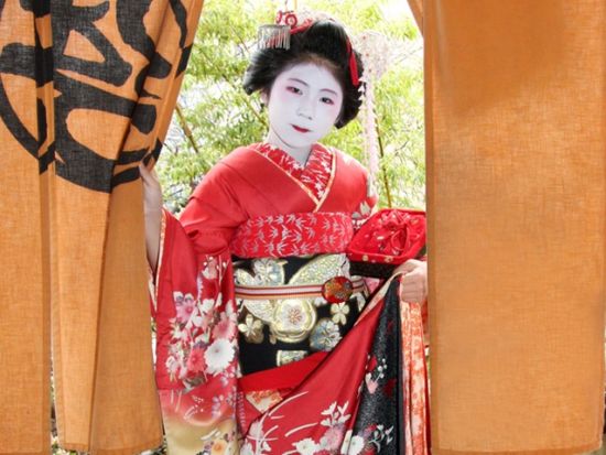舞妓変身体験 スタジオ撮影 創業100年の呉服屋がプロデュース 本格変身体験 芸妓・SAMURAI体験可＜京阪七条駅＞by エ・マーサ