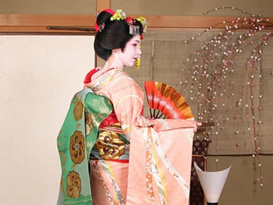 舞妓変身体験 スタジオ撮影 創業100年の呉服屋がプロデュース 本格変身体験 芸妓・SAMURAI体験可＜京阪七条駅＞by エ・マーサ