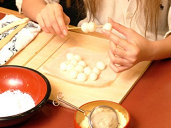 みたらし団子づくり体験　京都発祥のコクのあるみたらし団子を生地から作る！＜お団子3本／2名～／阪急西京極駅よりお迎え可＞ by 八つ橋庵とししゅうやかた