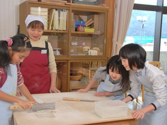 そば打ち体験 みなかみ産のそば粉を使用した本格的なそばを堪能 1時間 豊楽館 みなかみ 水上 みなかみ 猿ヶ京 法師の観光 遊び 体験 レジャー専門予約サイト Veltra ベルトラ そば打ち体験 みなかみ産のそば粉を使用した本格的なそばを堪能 1時間 豊楽館 みなかみ 水上 みなかみ 猿ヶ京 法師の観光 遊び 体験 レジャー専門予約サイト Veltra ベルトラ