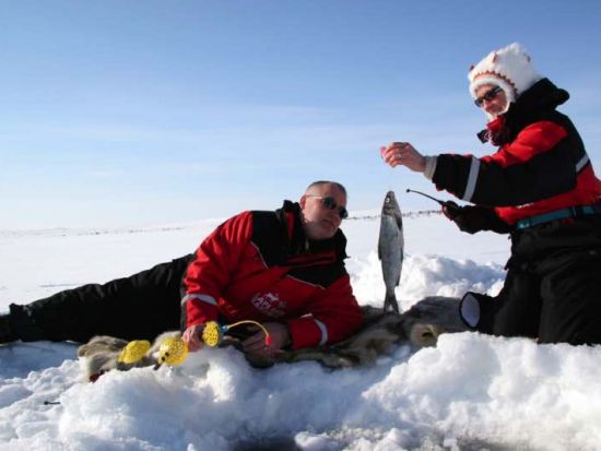 スノーモービルで行く！アイスフィッシング体験ツアー＜12～4月初旬／午前／ロヴァニエミ発＞