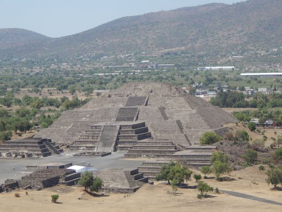 テオティワカン遺跡＆市内歴史地区ツアー＜混載／日本語ガイド／入場料込／昼食付／メキシコシティ発＞