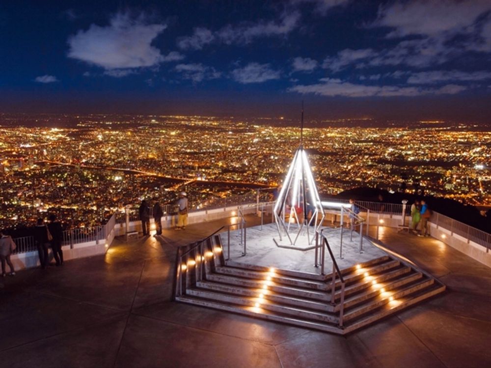 日本新三大夜景 藻岩山 もいわ山 直行バスツアー 幻想的に煌めく札幌の街並みに感動 6 10月 札幌駅前 すすきの主要ホテル発 札幌近郊の観光 遊び 体験 レジャー専門予約サイト Veltra ベルトラ