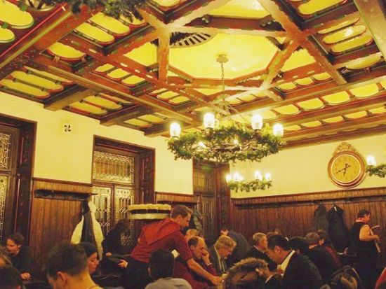 プラハの居酒屋「ホスポダ」巡り＆夕暮れ鑑賞＜ビール・おつまみ付き／日本語／プラハ発＞