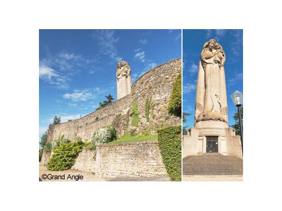 中世の村ペルージュ＆最高級鶏の産地ブールカン・ブレス 観光ツアー＜終日／車貸切／現地語ドライバー／リヨン発＞