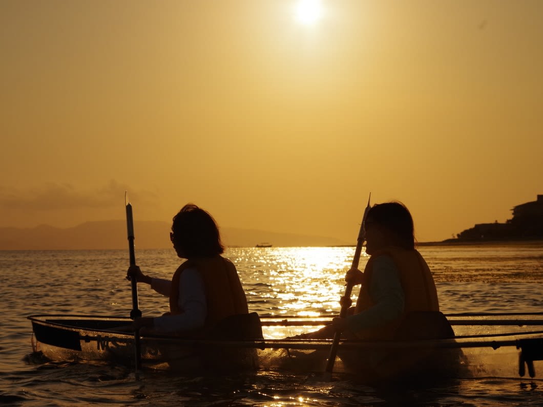 サンセットカヤックツアー まるで海に浮いている感覚！希少なクリアカヤックで海抜0mから夕日を堪能＜市街地ホテル送迎選択可／当日8時まで予約OK＞ |  石垣島・八重山の観光・オプショナルツアー専門 VELTRA(ベルトラ)