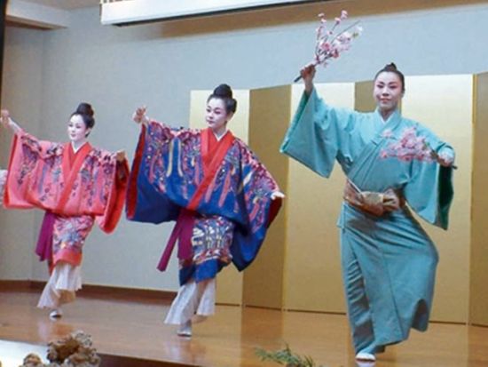 【沖縄県産金目鯛会席(舞踊鑑賞付き)】伝統的な食文化と琉球王朝の宴の雰囲気を味わう琉球舞踊を満喫！＜那覇 久米／1階シアター席＞