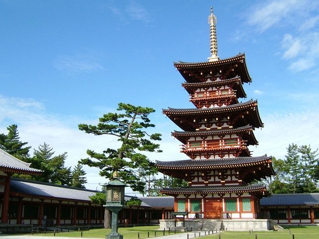 薬師寺の東塔の木で出来た置物 薬師寺東塔 (観光情報) （観光
