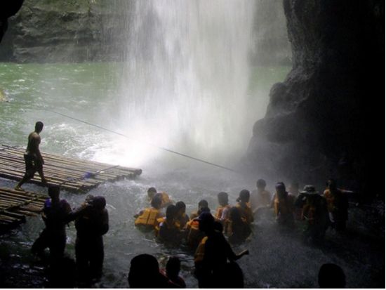 マニラ郊外ツアー　スリル満点の川下り＆川昇り！パグサンハンツアー＜１日／ホテル送迎付き／日本語ガイド／昼食付き／貸切プラン有＞