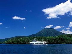 夏の阿寒湖と遊覧船a