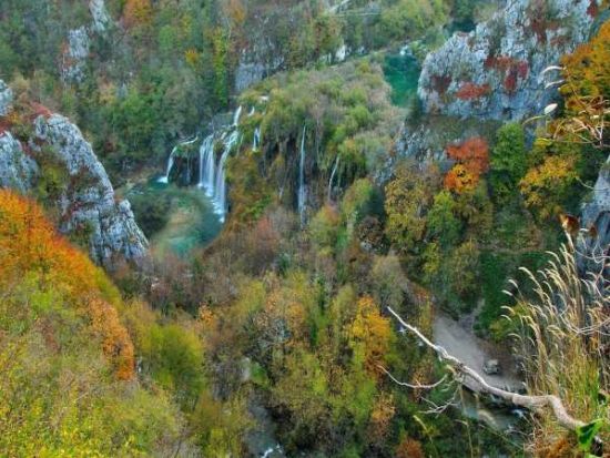 世界遺産プリトヴィッツェ湖群国立公園 園内ホテル宿泊 1泊2日ツアー＜空港往復送迎付き／英語／ザグレブ発＞